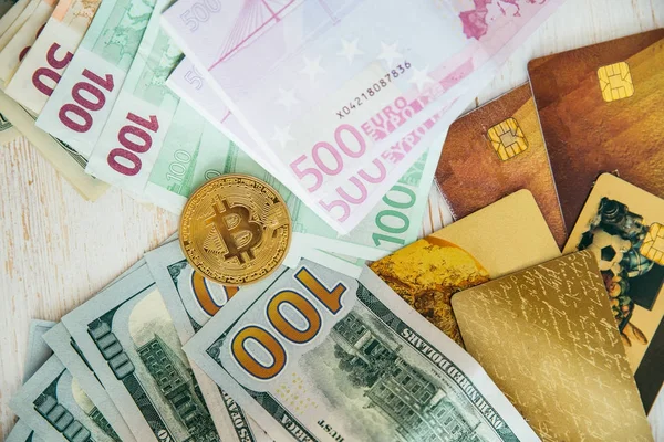お金をユーロ ドルと銀行カードと bitcoin — ストック写真