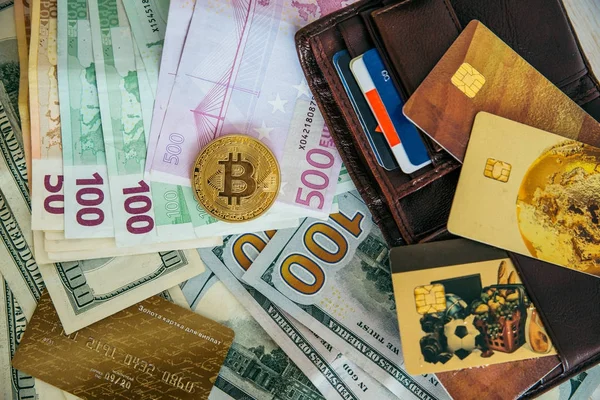 お金をユーロ ドルと bitcoin 財布や銀行カードで — ストック写真