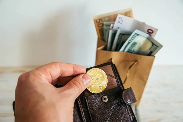 ハンドホールド bitcoin 金パッケージでユーロ ドル — ストック写真