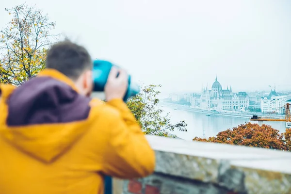 Man op observatie dek genieten van uitzicht op de stad — Stockfoto