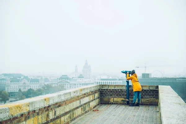 Donna sul ponte di osservazione godere della vista della città — Foto Stock