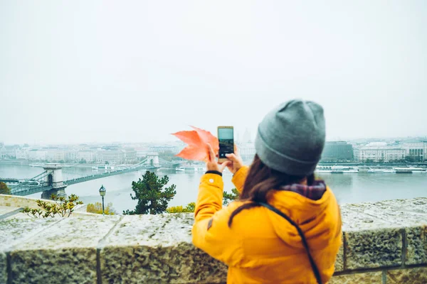 Mulher tirando foto em seu telefone da velha cidade europeia — Fotografia de Stock