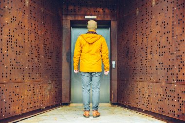 Tek Asansör kapısının paslı adam wiaitng Asansör için dışında