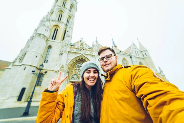 Paar maken selfie tegen kerk — Stockfoto