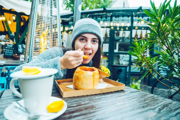 Beautiful woman eating in outside cafe — Stock Photo, Image