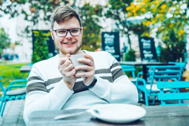 Café outaside oturan Çift