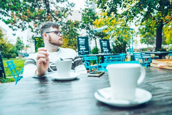 Couple sitting in cafe outaside — Stock Photo, Image