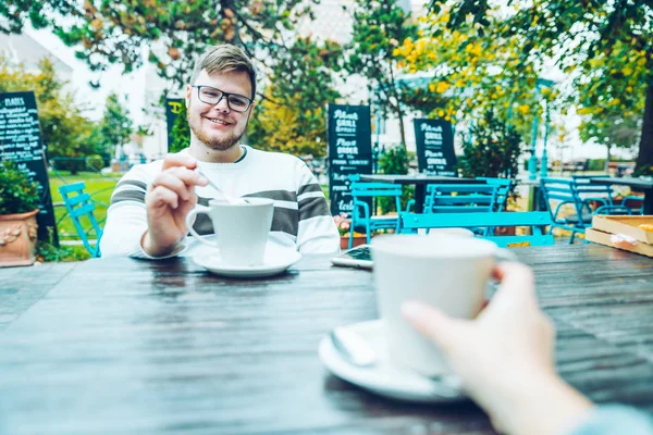 Pareja sentada en cafetería fuera de casa —  Fotos de Stock