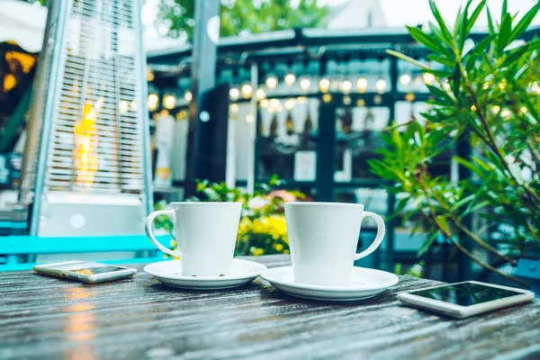 Mesa de café exterior con dos tazas — Foto de Stock