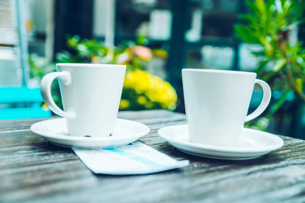 Mesa de café exterior con dos tazas — Foto de Stock