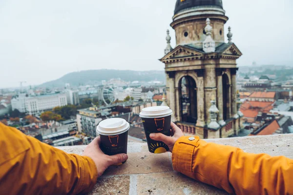 Dva šálky kafe panormaic pohled na staré město — Stock fotografie