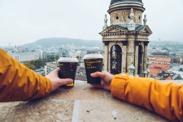 Duas xícaras de café panormaic vista para a antiga cidade europeia — Fotografia de Stock