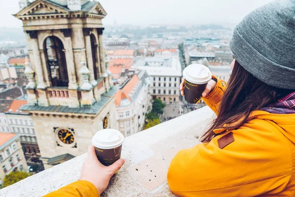 Due tazze di caffè vista panoramica alla vecchia città europea — Foto Stock