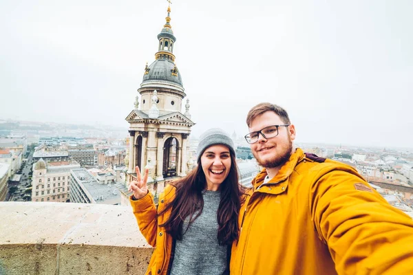 Cuplu să ia un selfie cu peisaj frumos oraș pe fundal — Fotografie, imagine de stoc