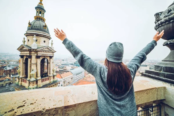 Kobieta powstanie ręka się z pięknym widokiem na stare miasto europejskie — Zdjęcie stockowe