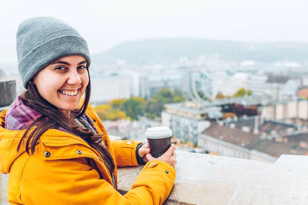 Žena s šálek kávy při pohledu na Evropské město — Stock fotografie
