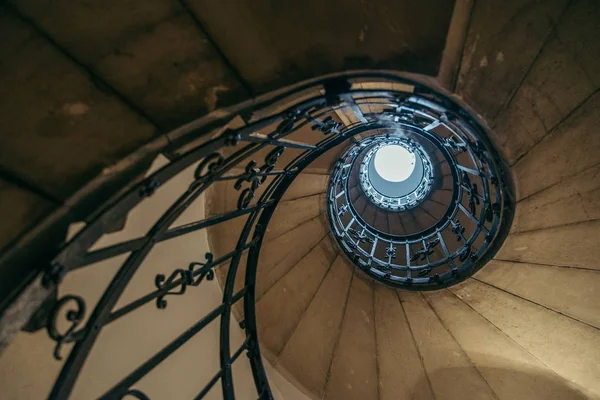 Eski evinde sarmal merdiven