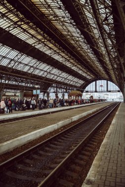 tren istasyonu insanlarla