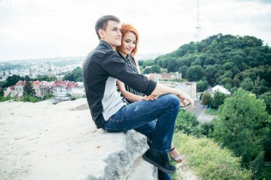 genç kadın sevgilisi ile tepenin zirvesine oturur.