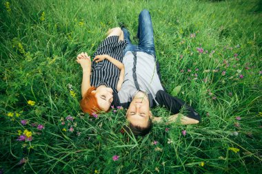 Çift çim üzerinde yalan