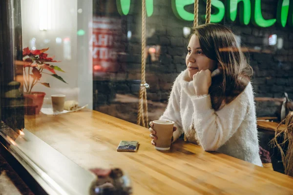 Kvinna att dricka värma upp te i café — Stockfoto