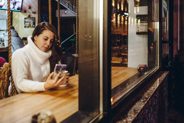 Mujer beber té caliente en la cafetería —  Fotos de Stock