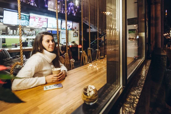Женщина пьет разогретый чай в кафе — стоковое фото