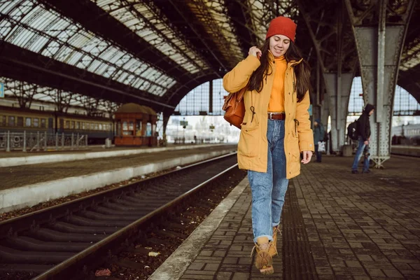Женщина ходить по железнодорожной станции — стоковое фото