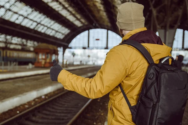 Man hitch-hiking train — Stock Photo, Image