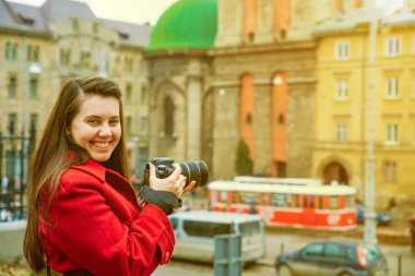 turist kadın alarak resmi eski Avrupa şehri. seyahat kavramı.