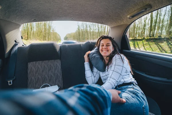 Junge Frau schlafend im Auto auf Rücksitzen. Reisekonzept — Stockfoto