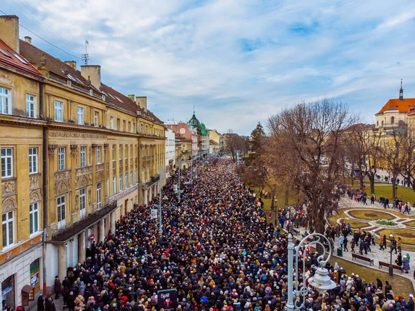 LVIV, UKRAINE - 6 AVRIL 2018 : Procession avec une grande croix. La foule marche leur temple jusqu'au temple — Photo