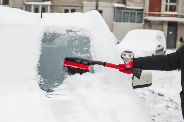 Efter snöstorm bil täckt med snö — Stockfoto