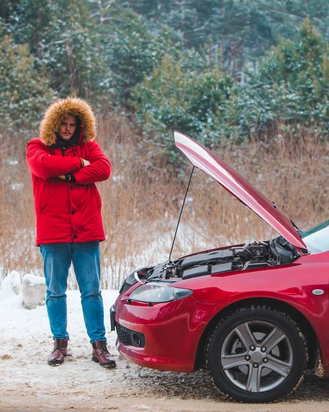 Hombre abrió la avería de la campana del coche en carretera — Foto de Stock