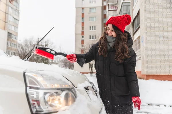 Nő tiszta autó kefével hó után — Stock Fotó