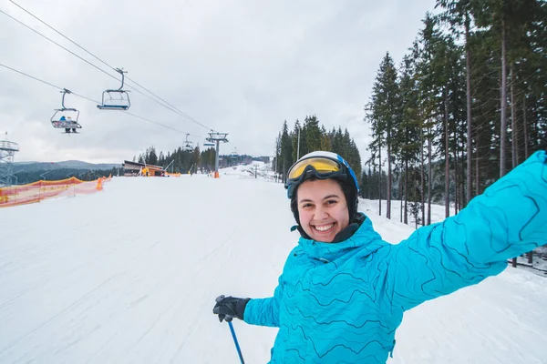 Jovem bonita mulher fazendo selfie enquanto esquiando . — Fotografia de Stock