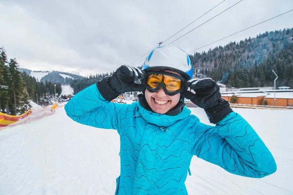 Portrait de jeune femme souriante en équipement de ski. activité sportive d'hiver — Photo