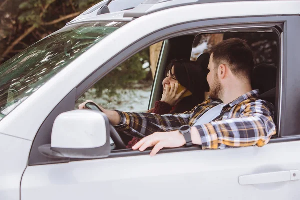 Paar im Auto unterhält sich für Roadtrip — Stockfoto