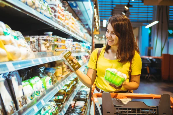 Young pretty adult woman do shopping in grocery store — Stock Photo, Image