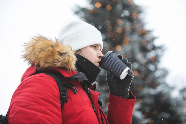 Hombre al aire libre beber café de papel taza invierno calentamiento — Foto de Stock