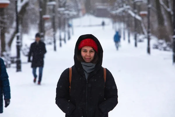 Retrato de mujer sonriente en traje de invierno en el parque de la ciudad — Foto de Stock