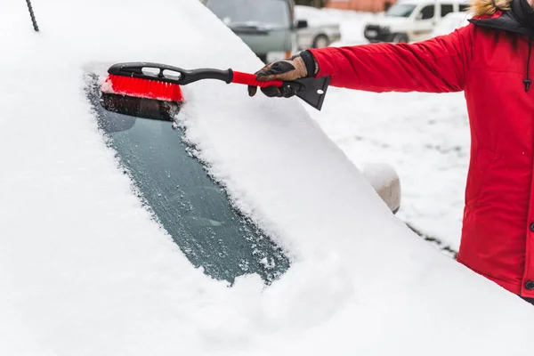 Po śnieżycy samochód pokryty śniegiem — Zdjęcie stockowe
