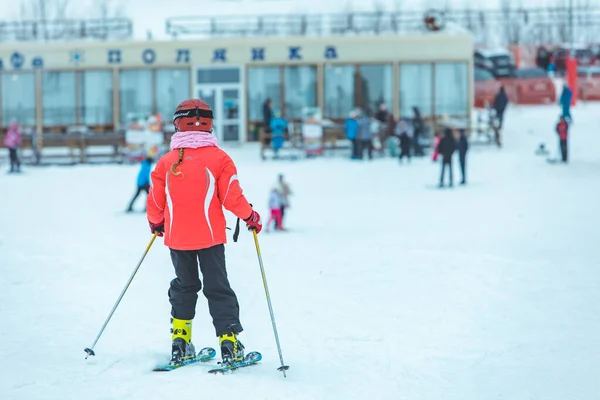 LVIV, UCRÂNIA - 12 de janeiro de 2019: menino esquiando na colina. atividades de inverno — Fotografia de Stock