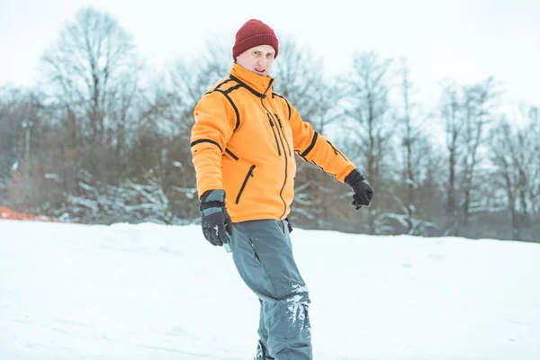 겨울 언덕에서 스노보드를 타고 있는 젊은이 — 스톡 사진