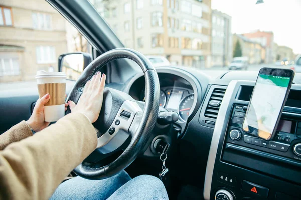 Kvinna hand närbild körning. fast i trafiken. navigering på telefonen — Stockfoto