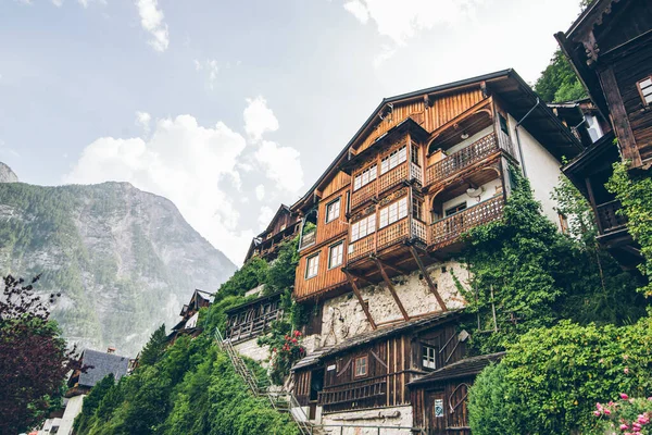절벽 가장자리 여름 시간 홀슈타트 오스트리아에서 건물 — 스톡 사진