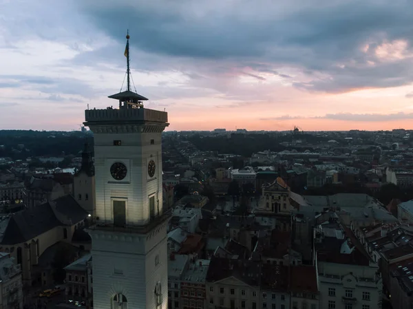 Vista aerea della torre dell'orologio campana lviv sul cielo coperto tramonto — Foto Stock