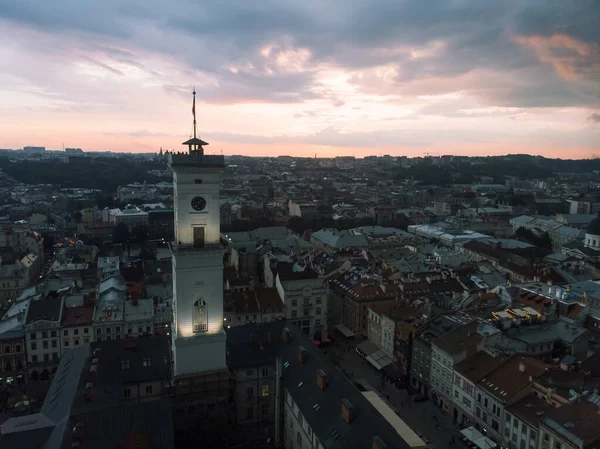 Vista aerea della torre dell'orologio campana lviv sul cielo coperto tramonto — Foto Stock