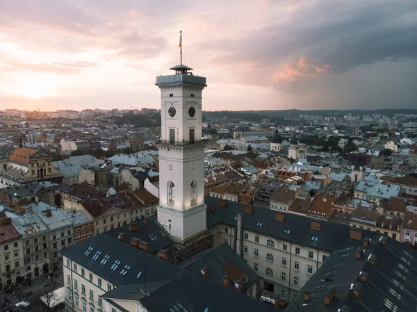 Εναέρια άποψη του Lviv καμπαναριό ρολόι στο ηλιοβασίλεμα συννεφιασμένο ουρανό — Φωτογραφία Αρχείου