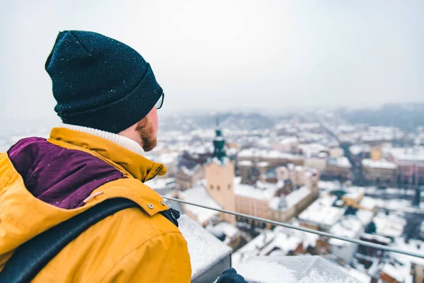 Hombre mirando al paisaje vista de la vieja ciudad europea — Foto de Stock